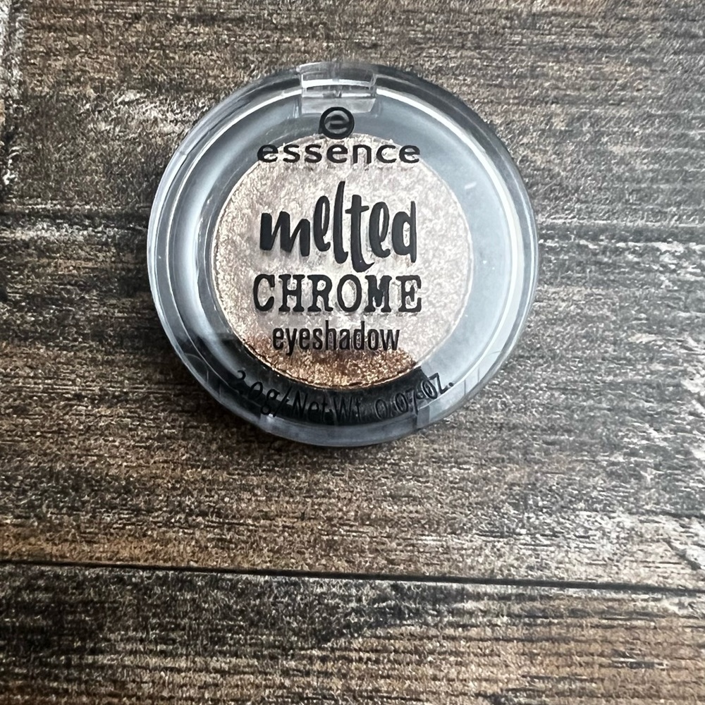 Essence Melted Chrome Eyeshadow in Golden Crown